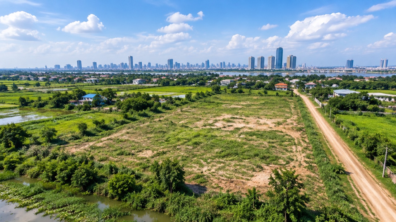 Open plot of land on the edge of Phnom Penh