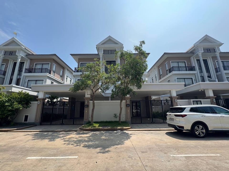 Adjoining Twin Villas on Hard Title, Boeung Snor, Chbar Ampov, Phnom Penh