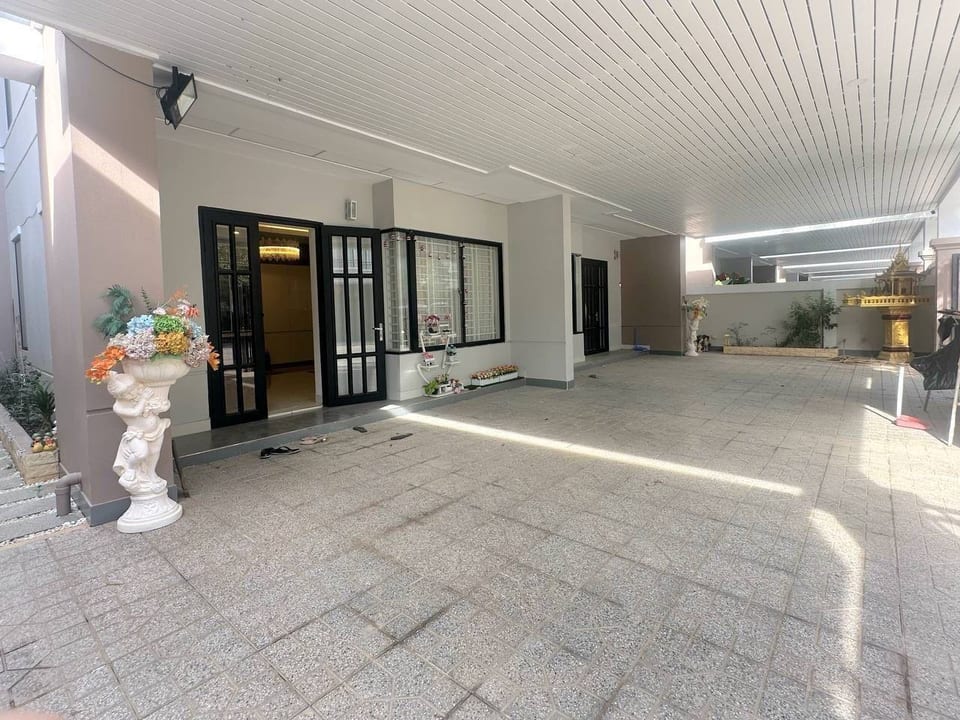 Affordable shophouse near National Road 1, Chbar Ampov, view 5