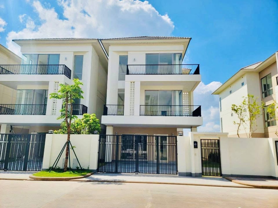 Contemporary Five-Bedroom Villa on 357sqm, Borey Peng Huot, Chbar Ampov, 金边