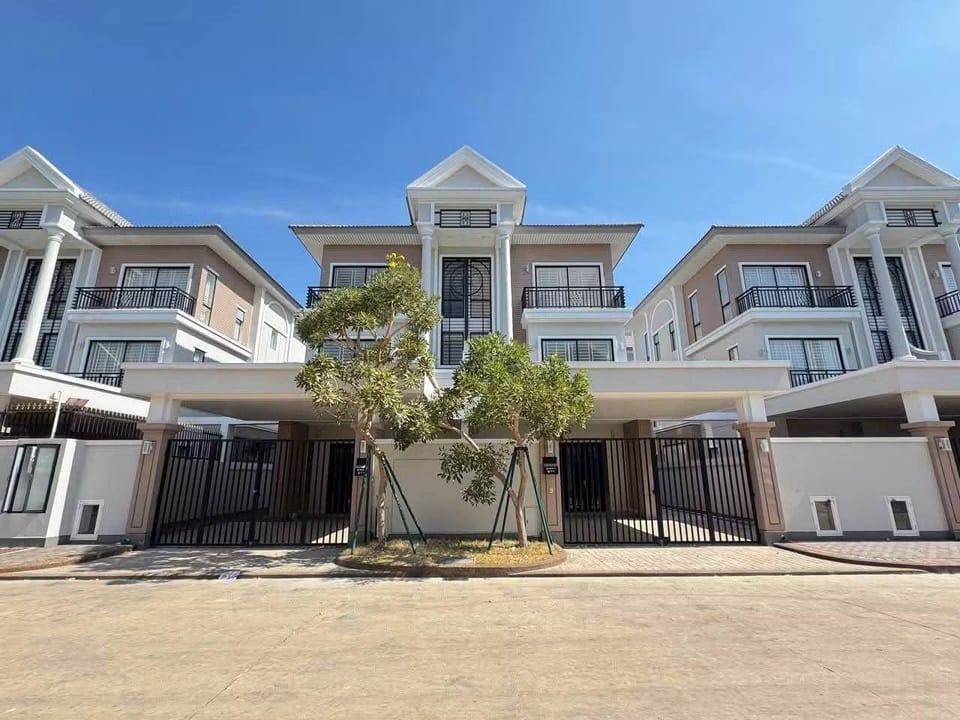 Eco Poli twin villa with generous side land, Boeung Snor, Chbar Ampov, Phnom Penh