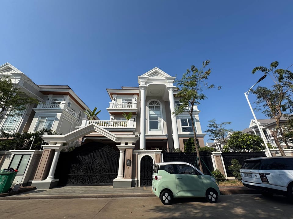 Eight-Bedroom Queen Corner Villa, Fully Furnished, Boeung Snor, Chbar Ampov, Пномпень
