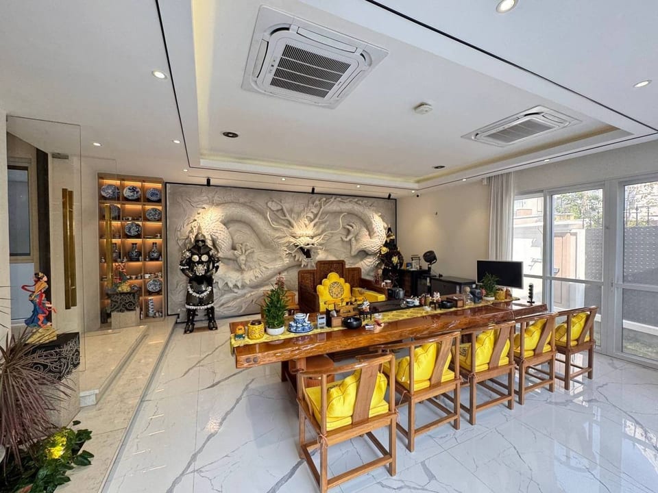 Eight-Bedroom Queen Corner Villa, Fully Furnished, Boeung Snor, view 2