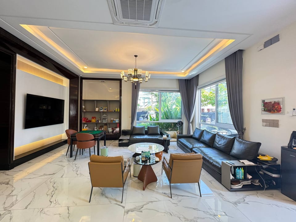 Eight-Bedroom Queen Corner Villa, Fully Furnished, Boeung Snor, view 3