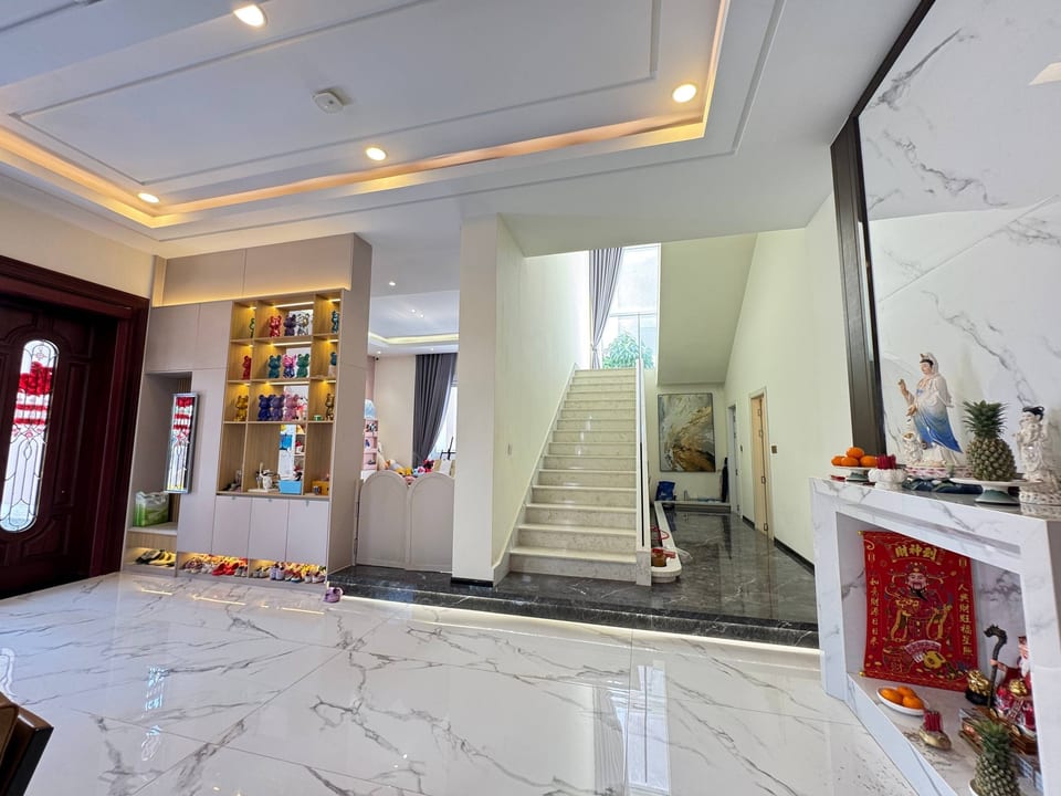 Eight-Bedroom Queen Corner Villa, Fully Furnished, Boeung Snor, view 5