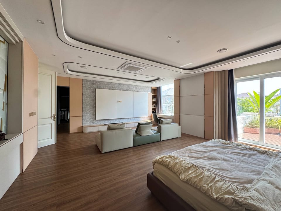 Eight-Bedroom Queen Corner Villa, Fully Furnished, Boeung Snor, view 8