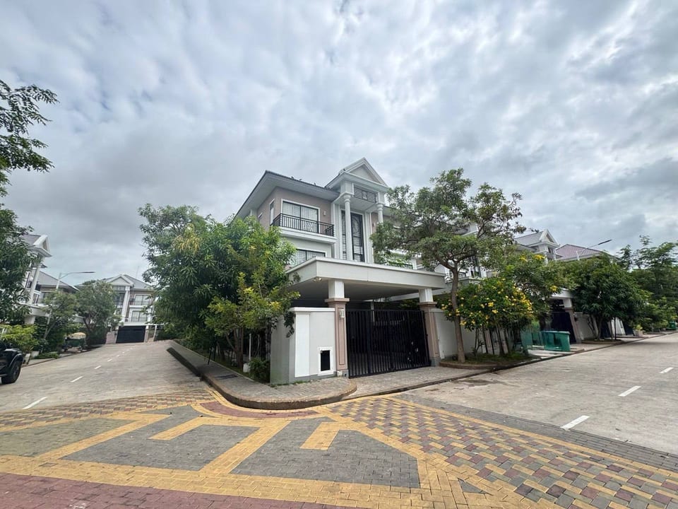 Five-Bedroom Corner Villa, South Facing, Boeung Snor, Chbar Ampov, Phnom Penh