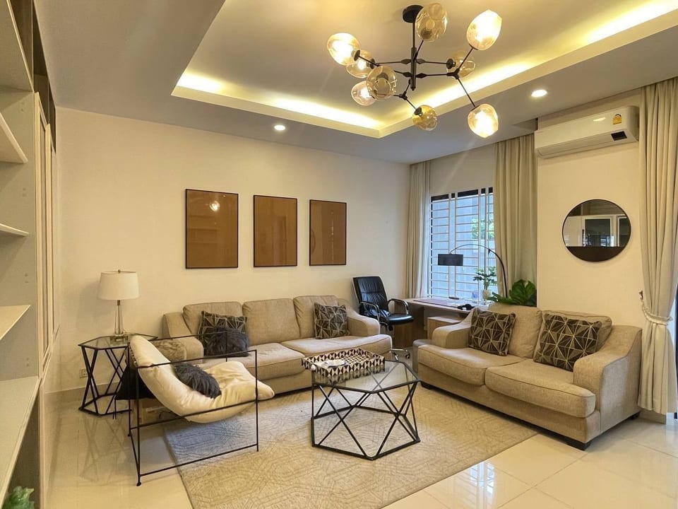 Five-Bedroom Corner Villa, South Facing, Boeung Snor, view 2