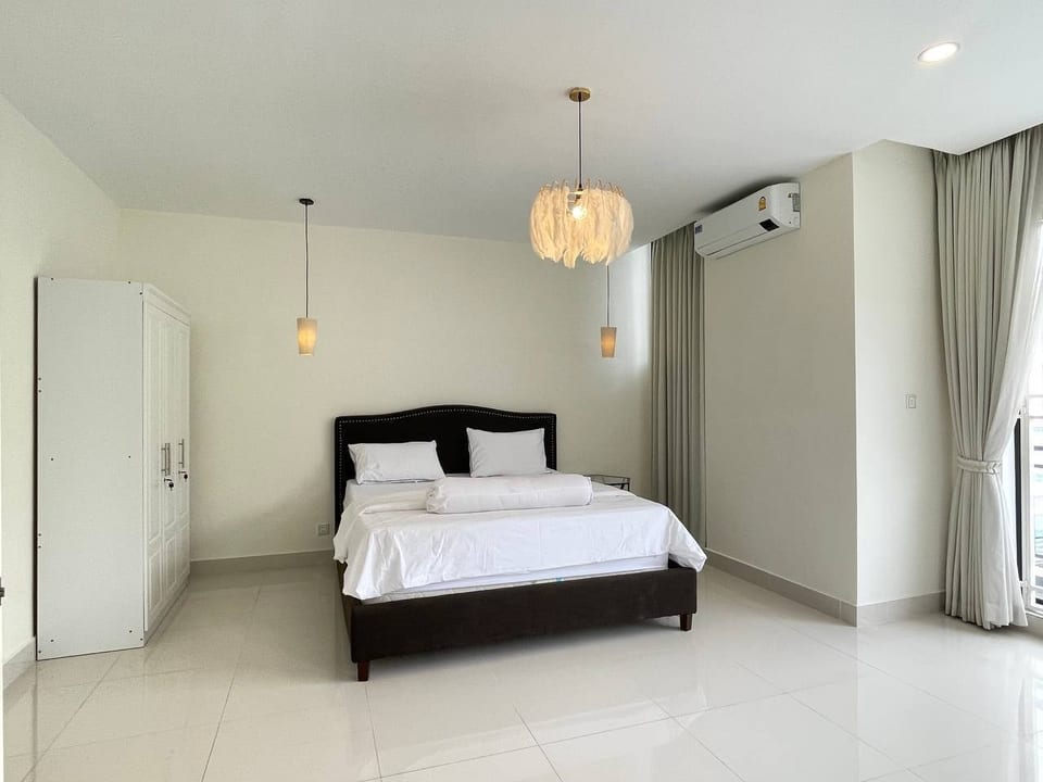 Five-Bedroom Corner Villa, South Facing, Boeung Snor, view 4