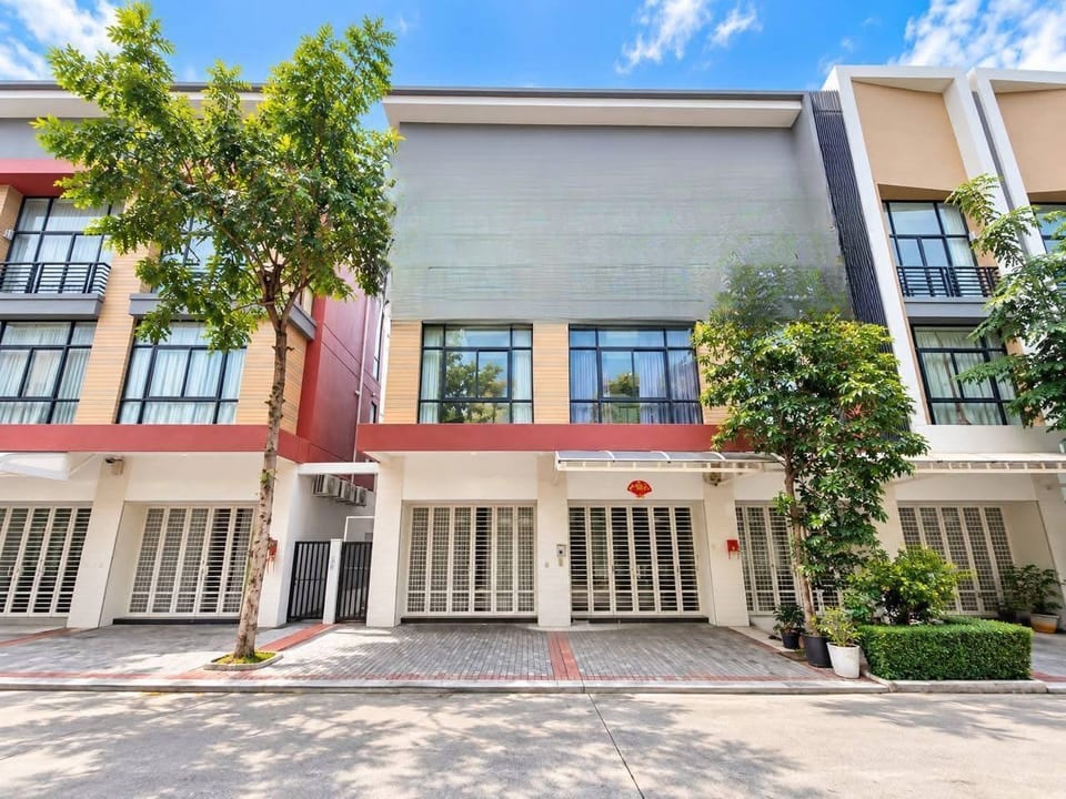 Four-Bedroom Business House with Side Land, Boeung Snor, Chbar Ampov, 金边