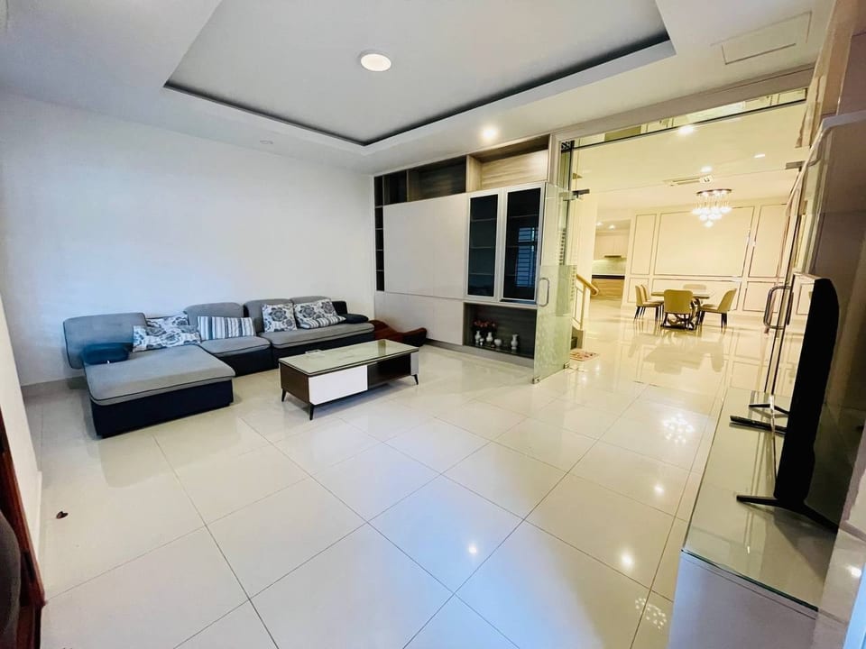 Four-bedroom Classic link house, furnished, Boeung Snor, view 2