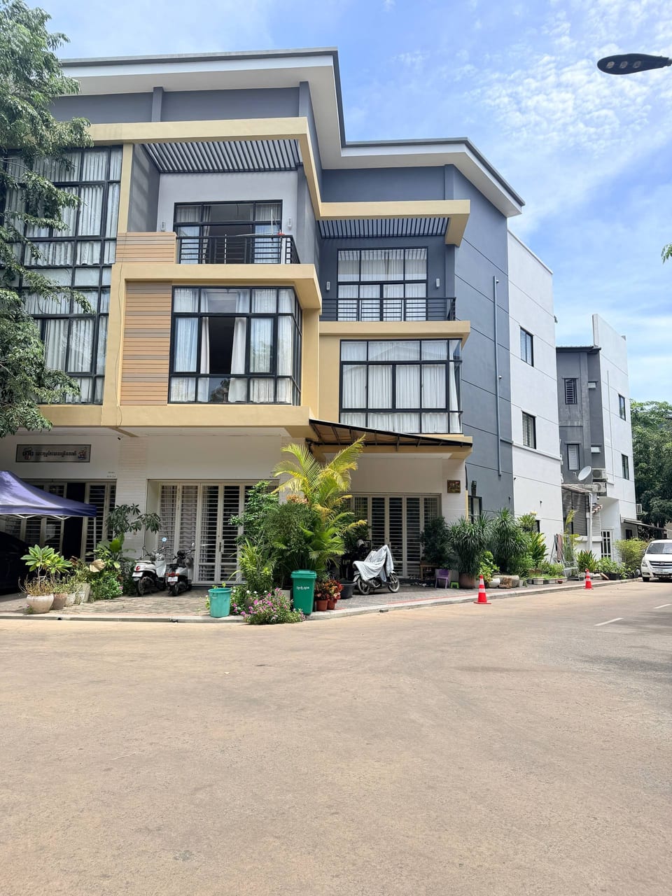 Four-bedroom corner shophouse, hard title, Boeung Snor, Chbar Ampov, Phnom Penh