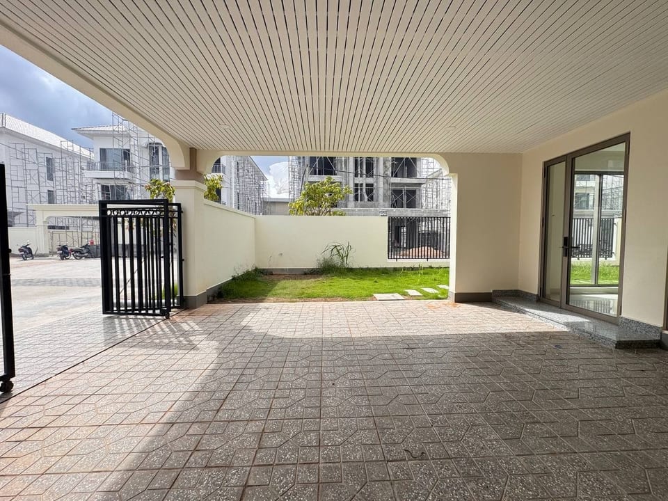 Four-Bedroom Corner Villa With Side Land, Borey Peng Huot, Chbar Ampov, 金边