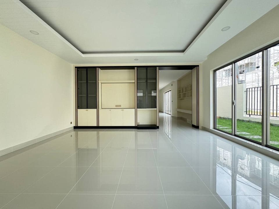 Four-Bedroom Corner Villa With Side Land, Borey Peng Huot, view 5