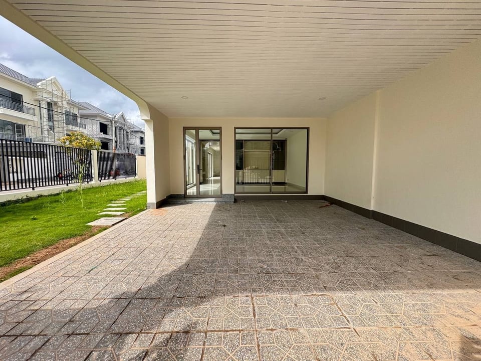 Four-Bedroom Corner Villa With Side Land, Borey Peng Huot, view 7