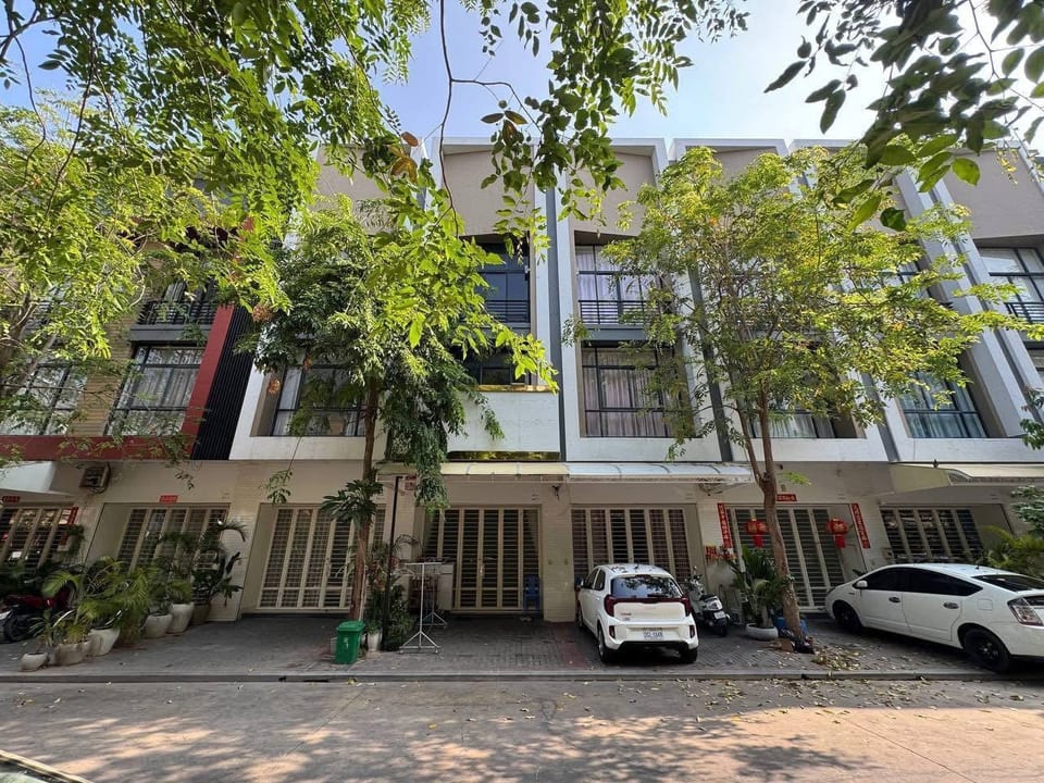 Four Bedroom Link Villa on Hard Title, Boeung Snor, view 5