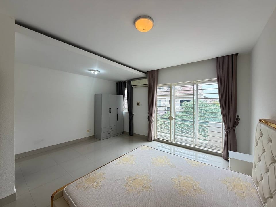 Four Bedroom Link Villa on Hard Title, Boeung Snor, Chbar Ampov, Phnom Penh