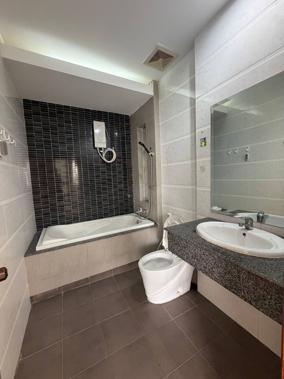 Four Bedroom Link Villa on Hard Title, Boeung Snor, view 2