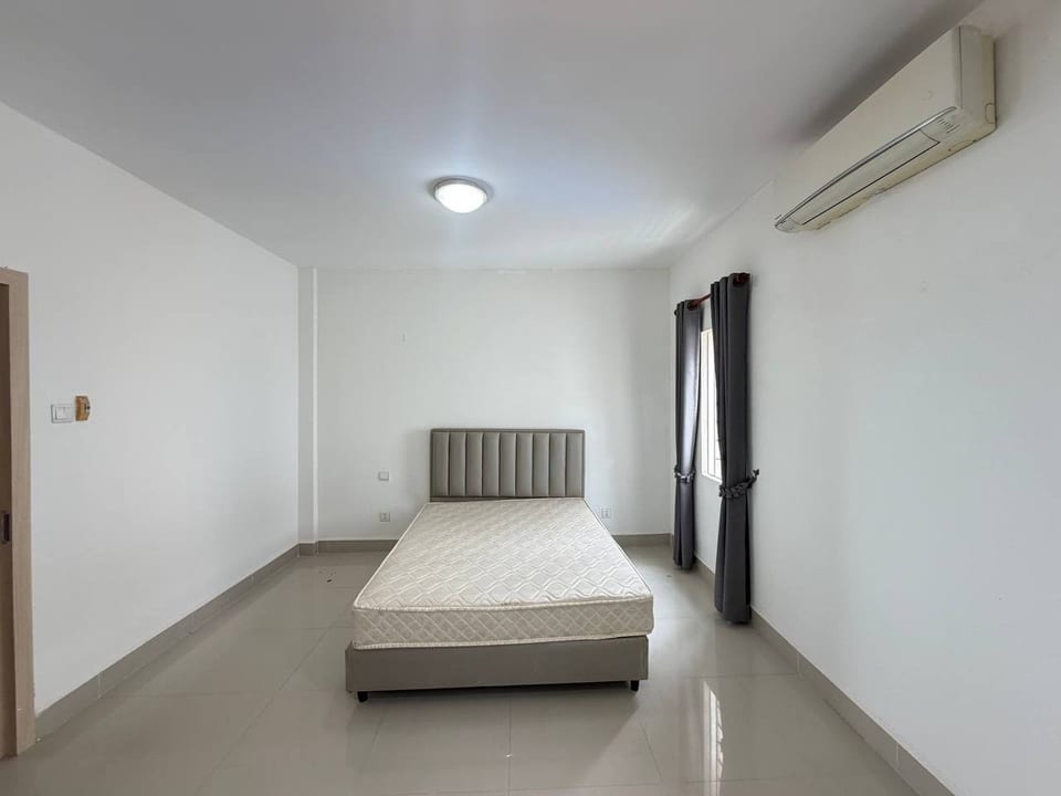 Four Bedroom Link Villa on Hard Title, Boeung Snor, view 3