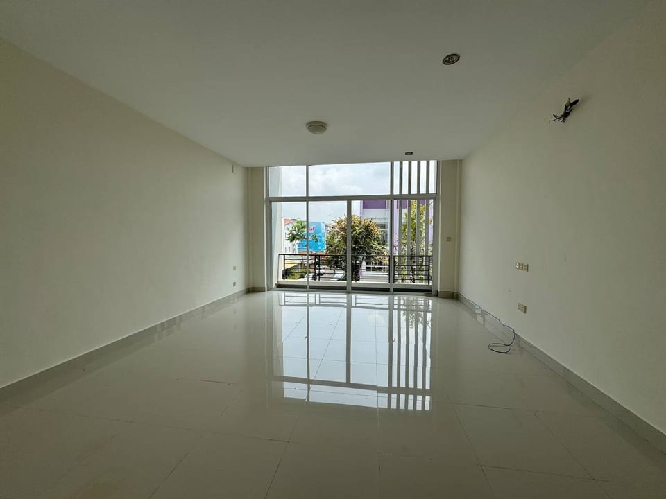 Four Bedroom Shophouse on Polaris Boulevard, Boeung Snor, view 4