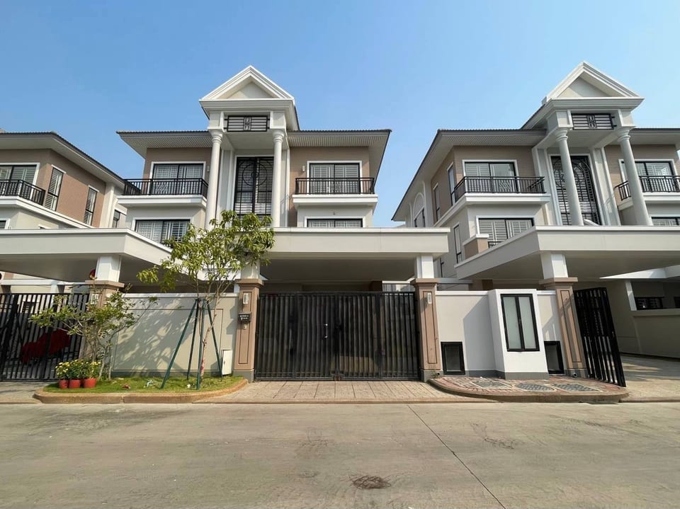 Four-Bedroom Twin Villa with Side Land, Mera Garden, Chbar Ampov, 金边