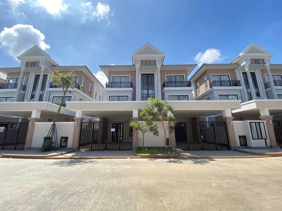 Four-Bedroom Villa With Extra Side Land, Borey Peng Huot, Chbar Ampov, 金边