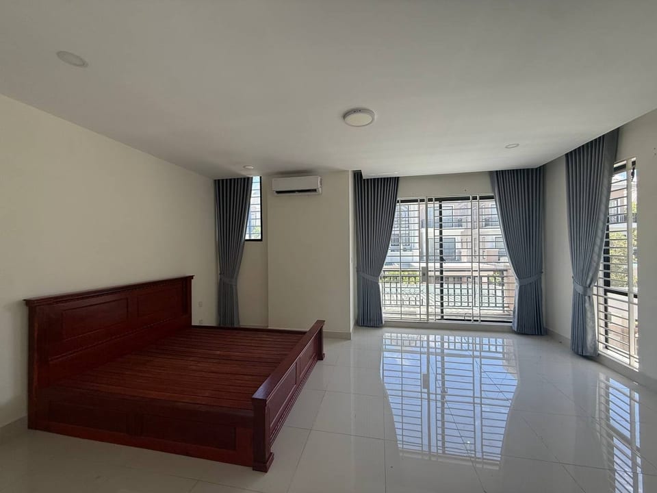 Four-Bedroom Villa With Extra Side Land, Borey Peng Huot, view 8