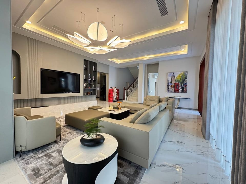 Fully Furnished Six-Bedroom Queen Villa, Borey Peng Huot, view 2