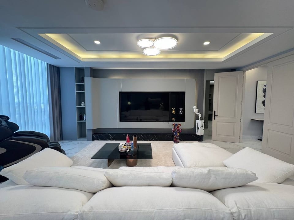 Fully Furnished Six-Bedroom Queen Villa, Borey Peng Huot, view 4