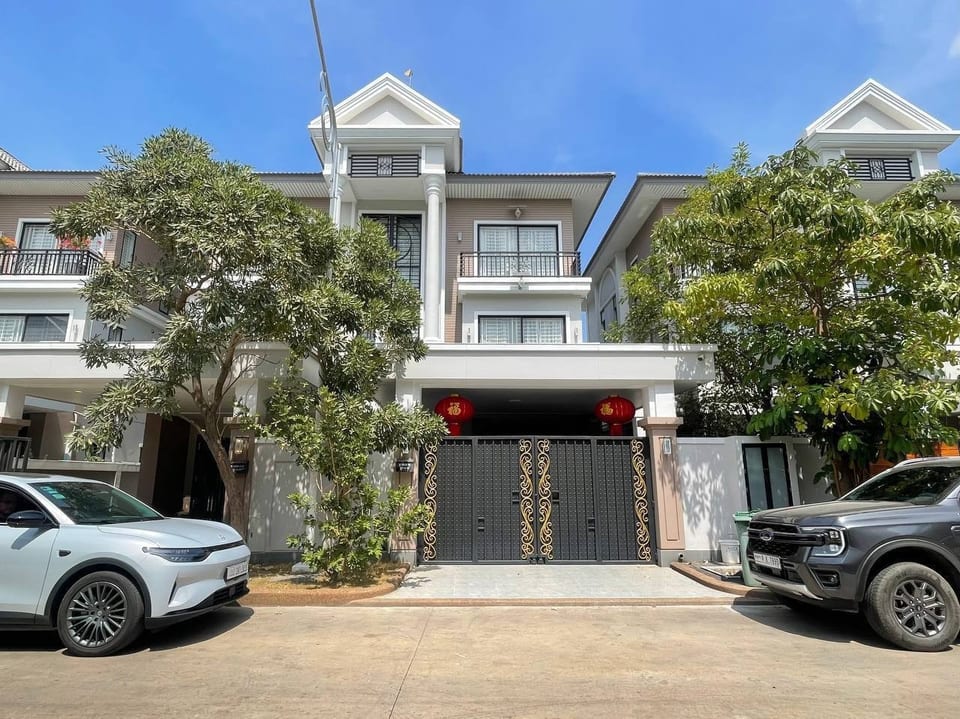 Furnished Boeung Snor villa with rooftop terrace, Chbar Ampov, Phnom Penh