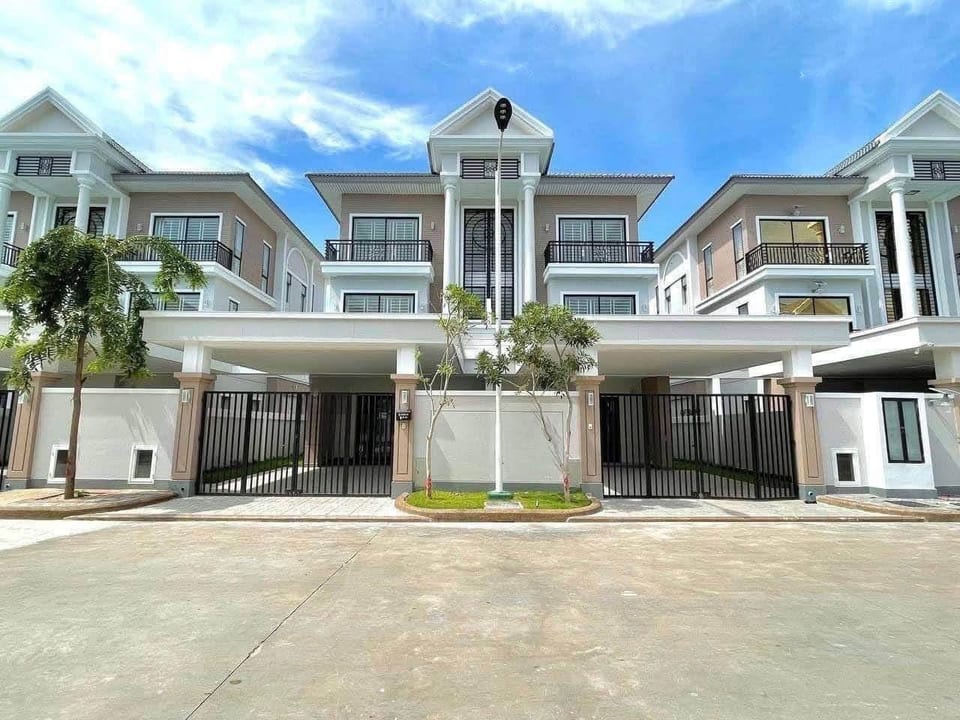 Furnished Four-Bedroom Twin Villa, East-Facing, in Boeung Snor, Chbar Ampov, Phnom Penh