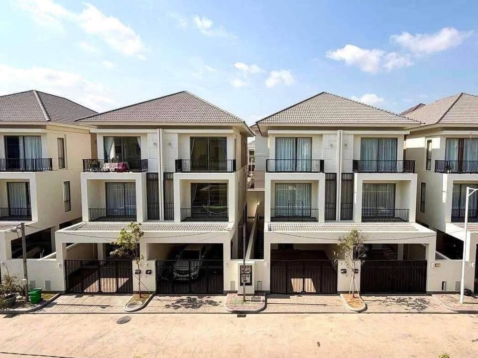 Furnished South-Facing Twin Villa in Borey Peng Huot, view 2
