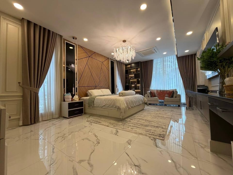 Garden-Facing Prince B Villa for Sale, Chbar Ampov, view 4