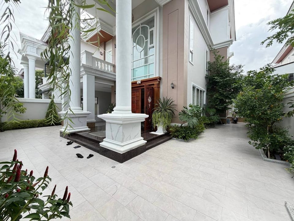 Garden-Facing Prince B Villa for Sale, Chbar Ampov, view 5