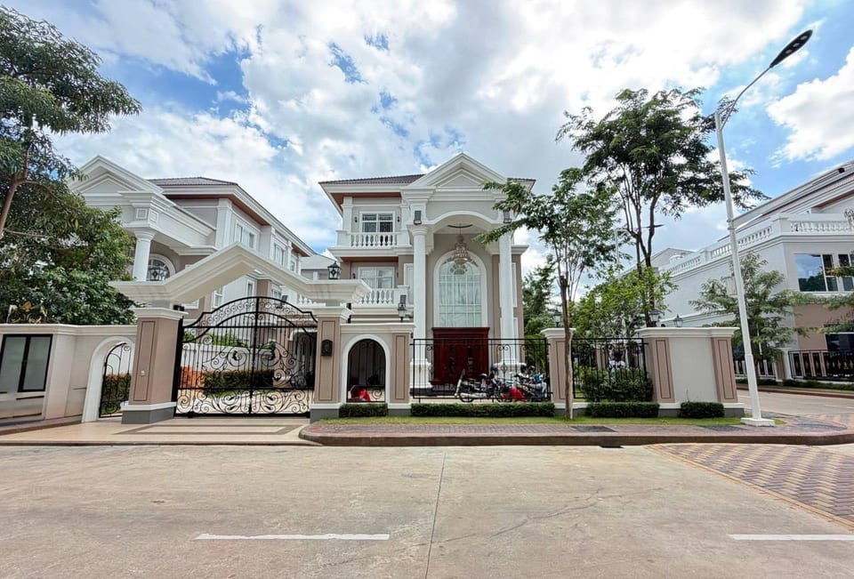 Grand Corner Villa, Five-Plus-One Bedrooms, Borey Peng Huot, Chbar Ampov, 金边