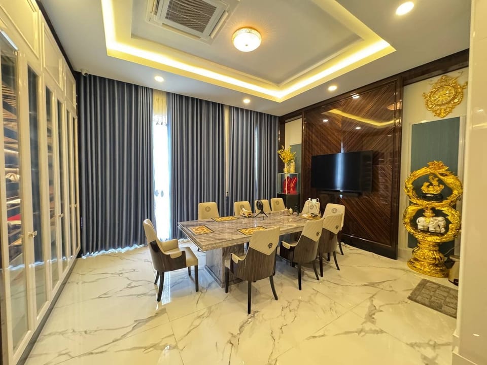 Grand Corner Villa with Expansive Grounds in Borey Peng Huot, view 3