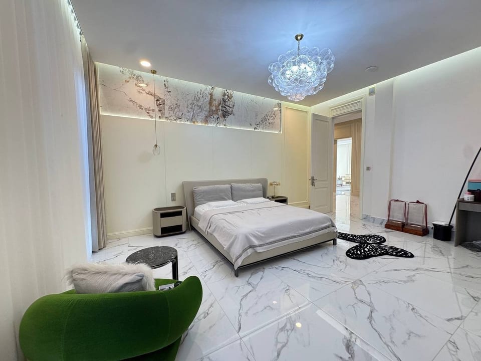 Grand Three Storey Mansion with Lift and Gardens, Boeung Snor, view 5