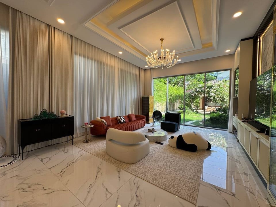 Grand Three Storey Mansion with Lift and Gardens, Boeung Snor, view 6