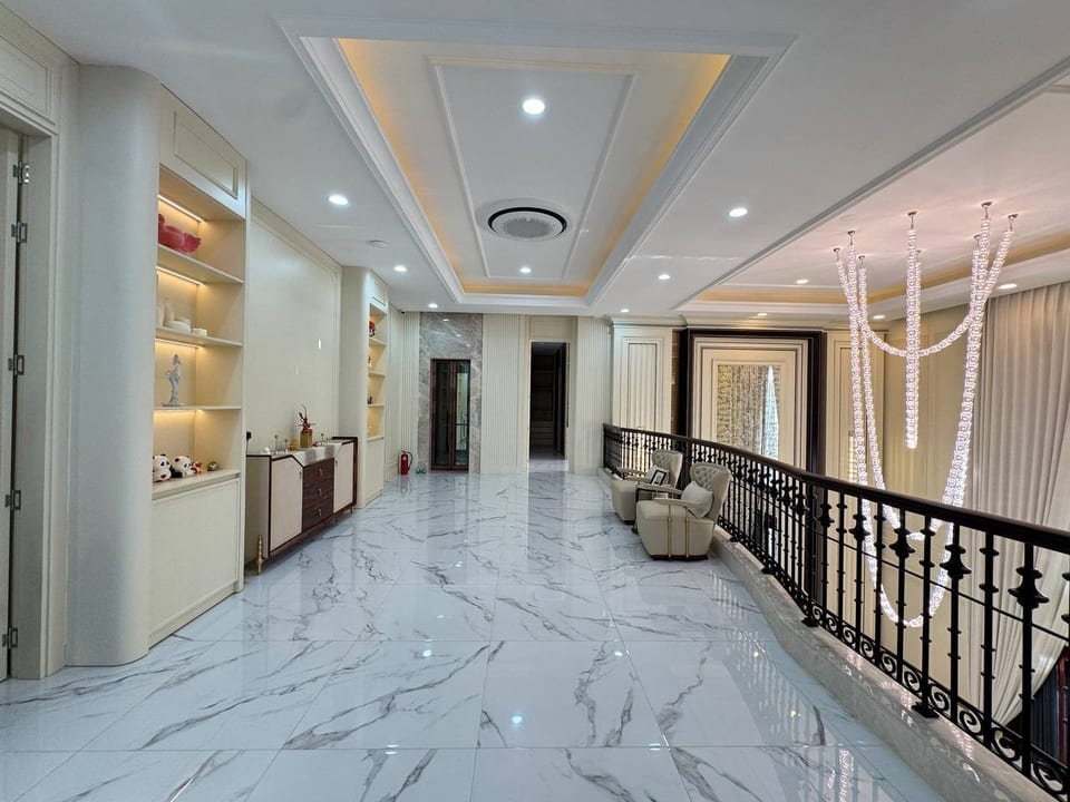 Grand Three Storey Mansion with Lift and Gardens, Boeung Snor, view 8