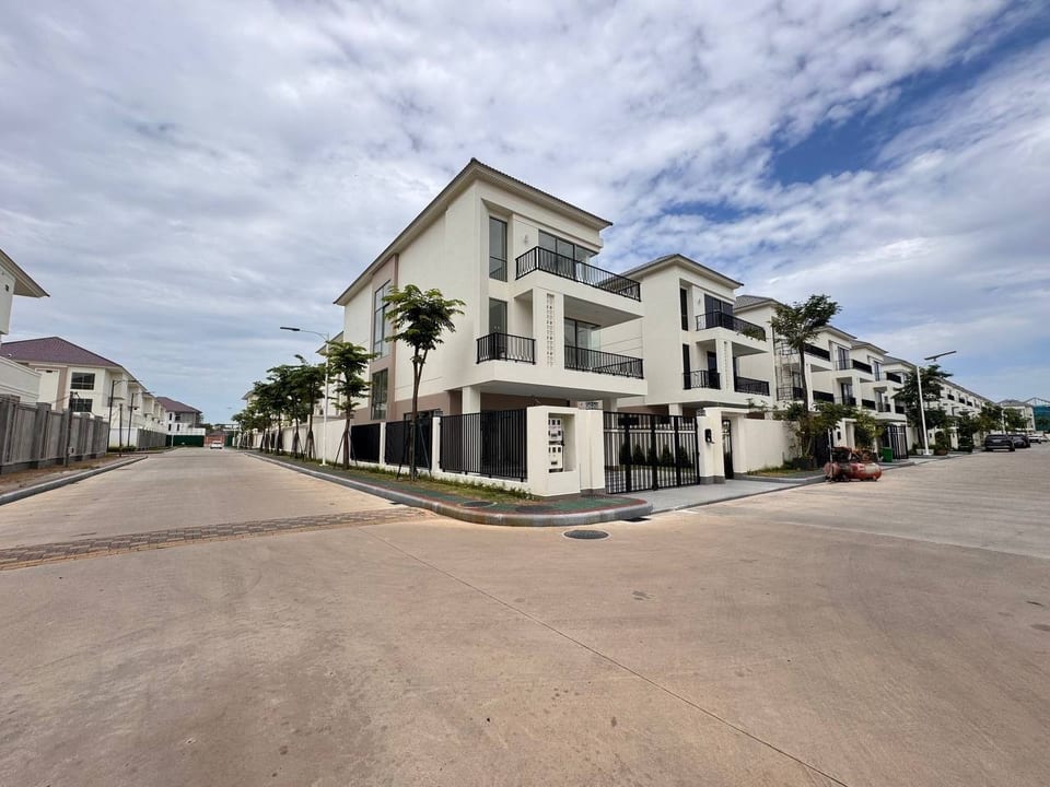Move-In Modern Villa, Eco Poli 1, Four Bedrooms, view 2