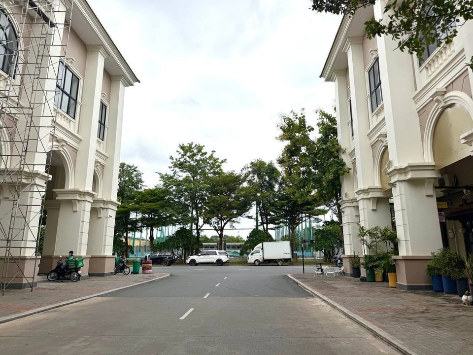 New Four-Bedroom Shophouse Near National Road 1, Boeung Snor, view 2