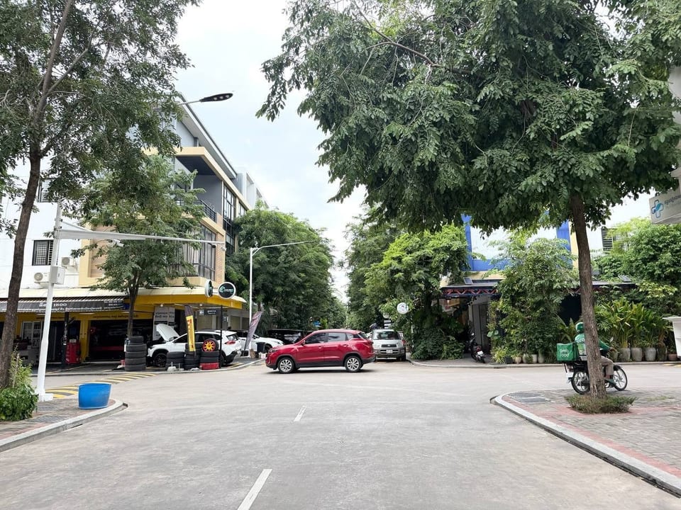 New Four-Bedroom Shophouse Near National Road 1, Boeung Snor, view 3