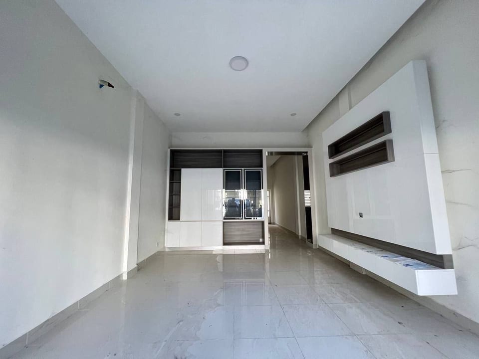 New Four-Bedroom Shophouse Near National Road 1, Boeung Snor, view 4