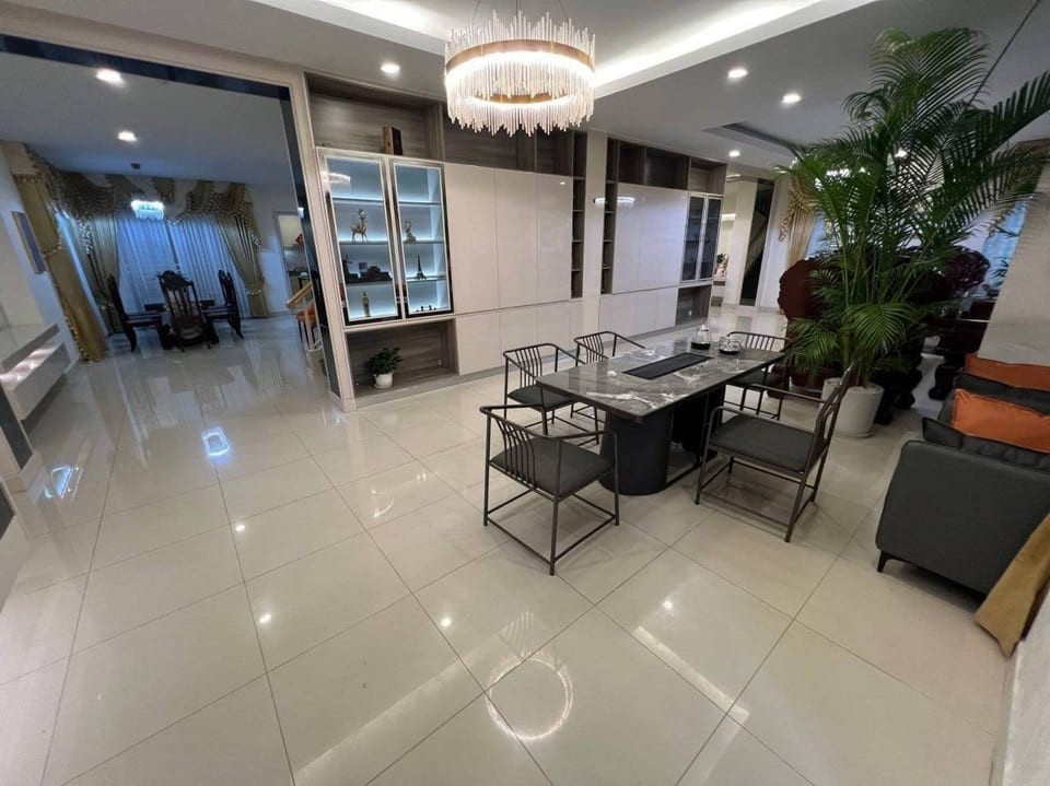 Nine-bedroom combined villa for sale, National Road 1, Phnom Penh, Chbar Ampov, 金边