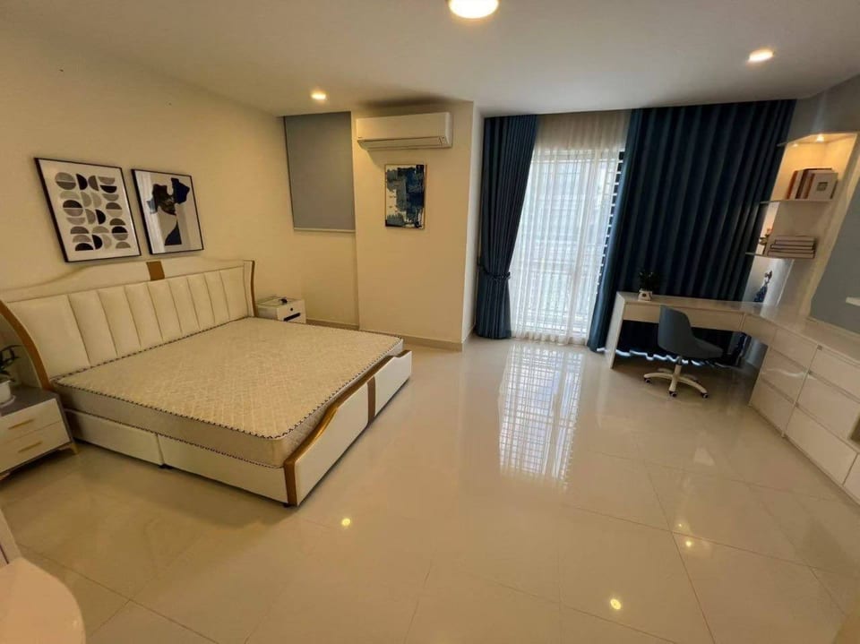 Nine-bedroom combined villa for sale, National Road 1, Phnom Penh, view 4