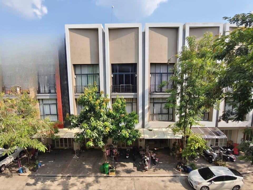 North-Facing Five-Bedroom Villa, Hard Title, Boeung Snor, view 2