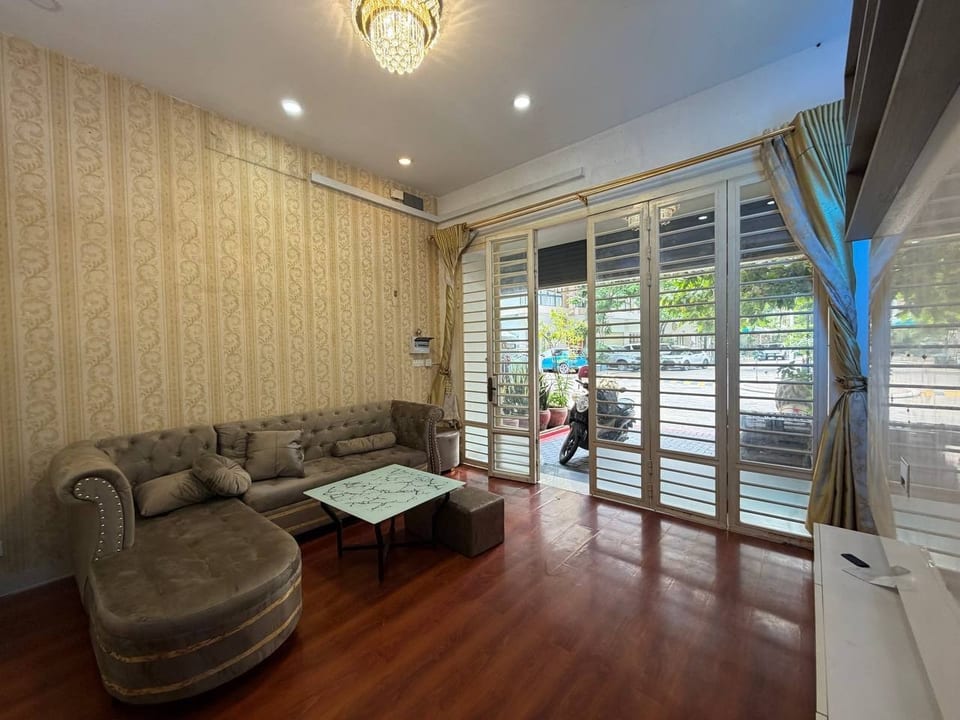 North-Facing Five-Bedroom Villa, Hard Title, Boeung Snor, view 3