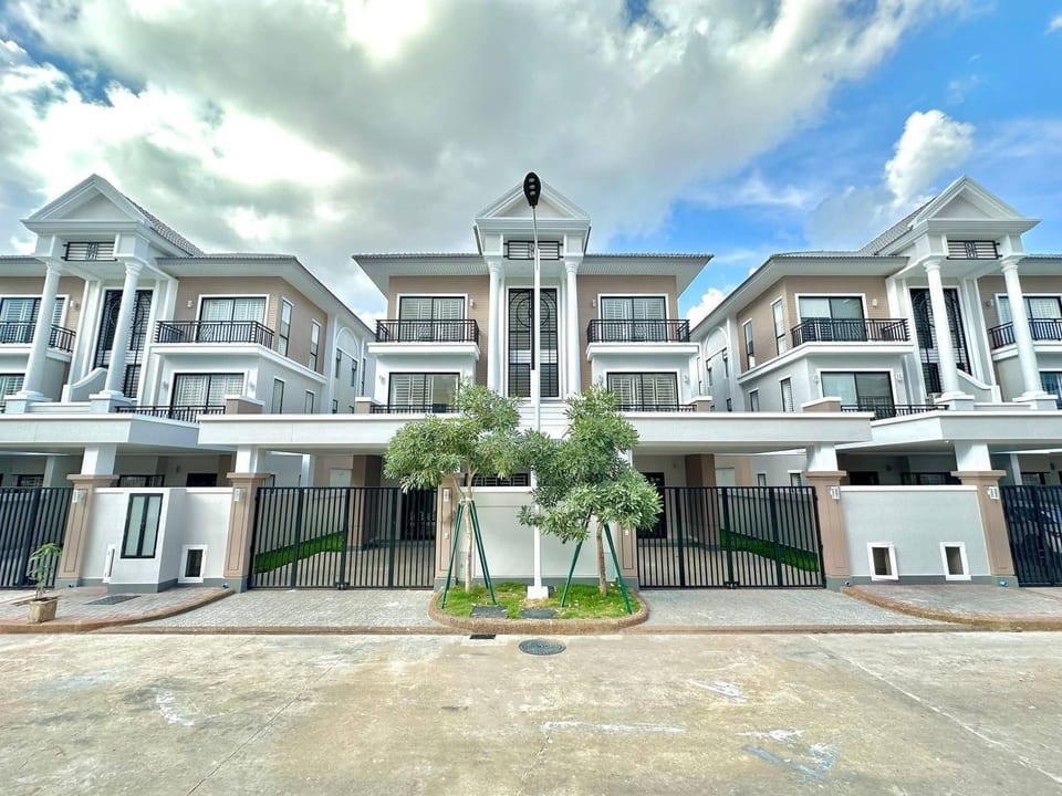 North-Facing Twin Villa, Furnished, with Hard Title, Chbar Ampov, Пномпень