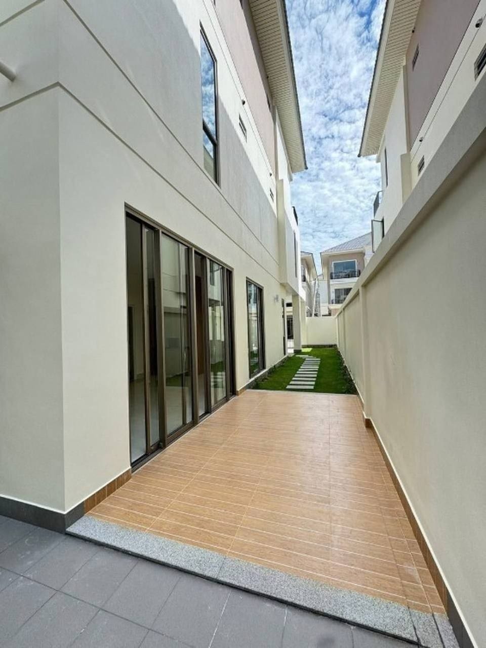 Northeast Twin Villa Near National Road 1, Boeung Snor, view 2
