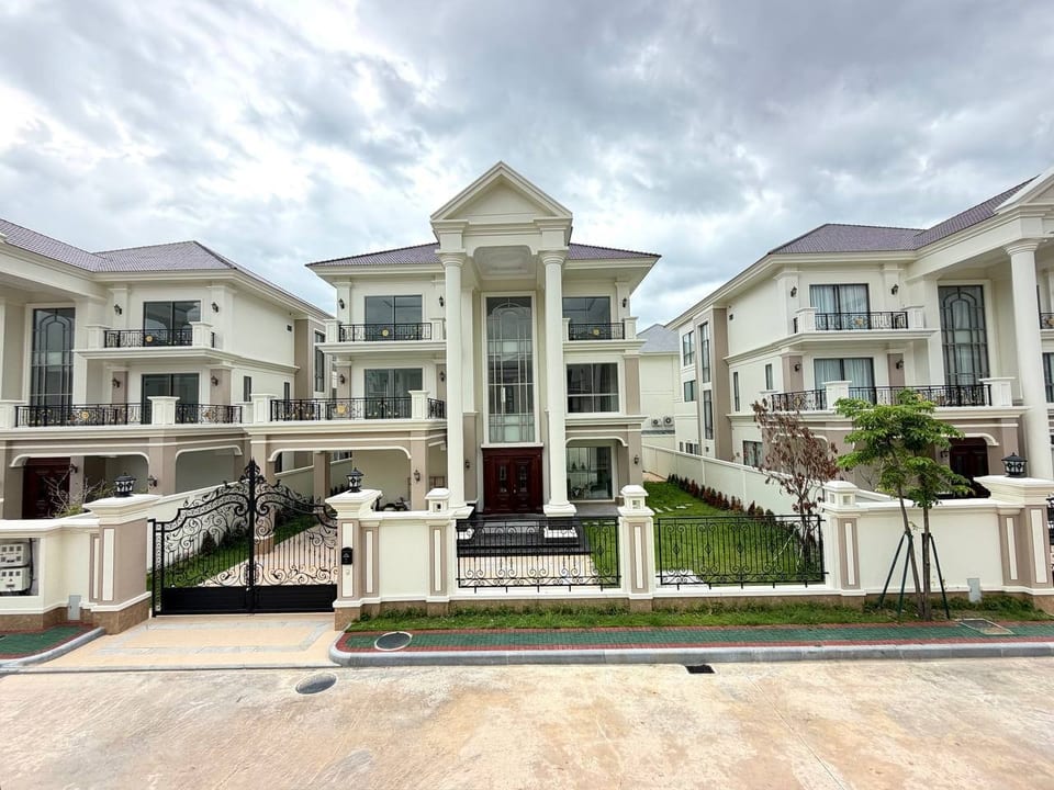 Prince villa with large garden plot in Boeung Snor, Chbar Ampov, Пномпень